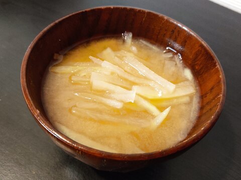 細切りで味が染みる☆大根だけのお味噌汁